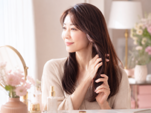 カラー前に自宅でつやのある髪をやさしくケアする30〜40代女性