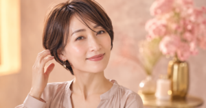 上品なショートヘアで微笑む30〜40代女性