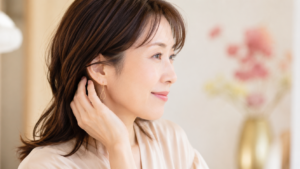 髪をやさしく耳にかける女性